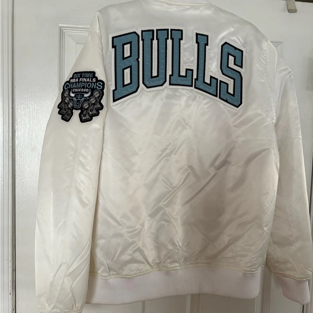 White Bulls Satin Bomber Jacket NBA - Picture 5 of 5